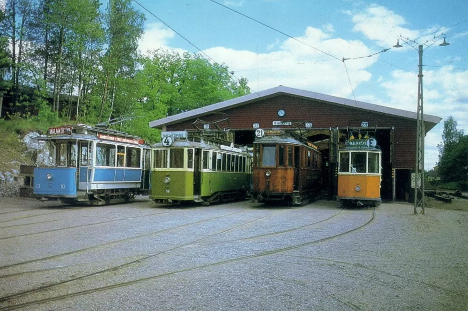 Postcard: Malmköping railcar 10 in front of the depot Hall III (1980)