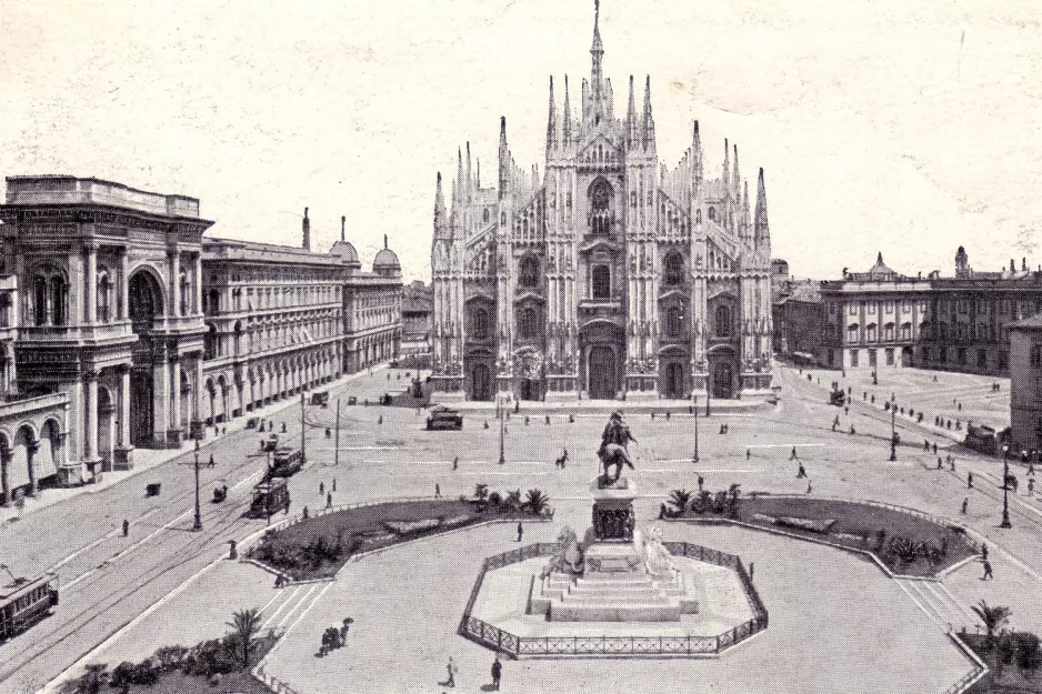 Postcard: Milan in front of Duomo (1900)