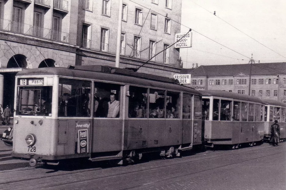 Postcard: Munich tram line 19 with railcar 728 at Hauptbahnhof (Süd) (1953)