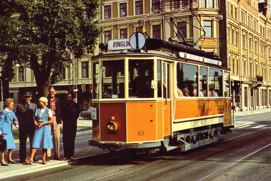 Postcard: Norrköping museum line 1 with railcar 16 near Rådhuset (1988)