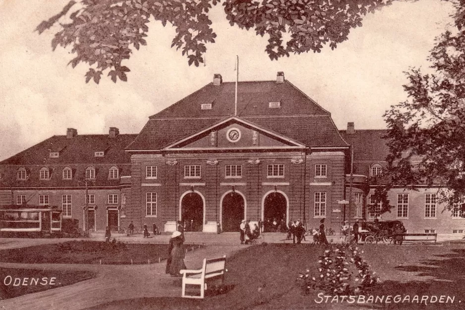 Postcard: Odense Hovedlinie in front of Statsbanegaarden (1912)