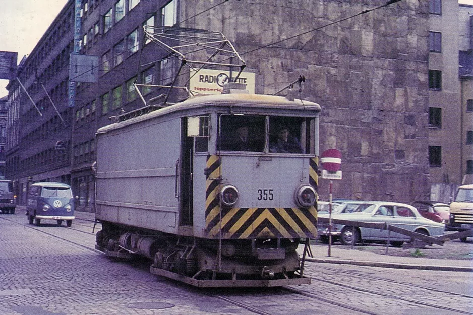 Postcard: Oslo Korntrikken with motor freight car 355 in the intersection Dronningensgate/Rådhusgate (1966)