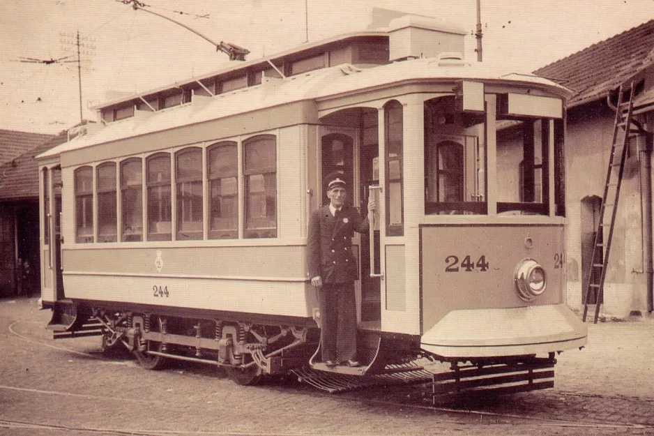 Postcard: Porto railcar 244 in front of the depot Boavista (1946)