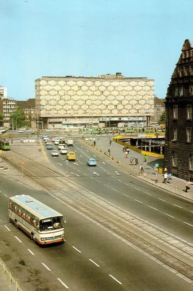Postcard: Poznań in front of Hotel "Merkury" (1980)