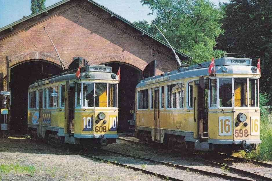 Postcard: Skælskør railcar 608 in front of the depot Sporvognsremisen (1976)