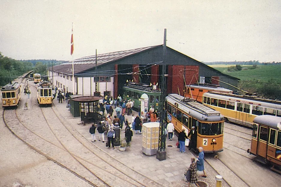 Postcard: Skjoldenæsholm standard gauge with railcar 470 in front of The tram museum (1985)
