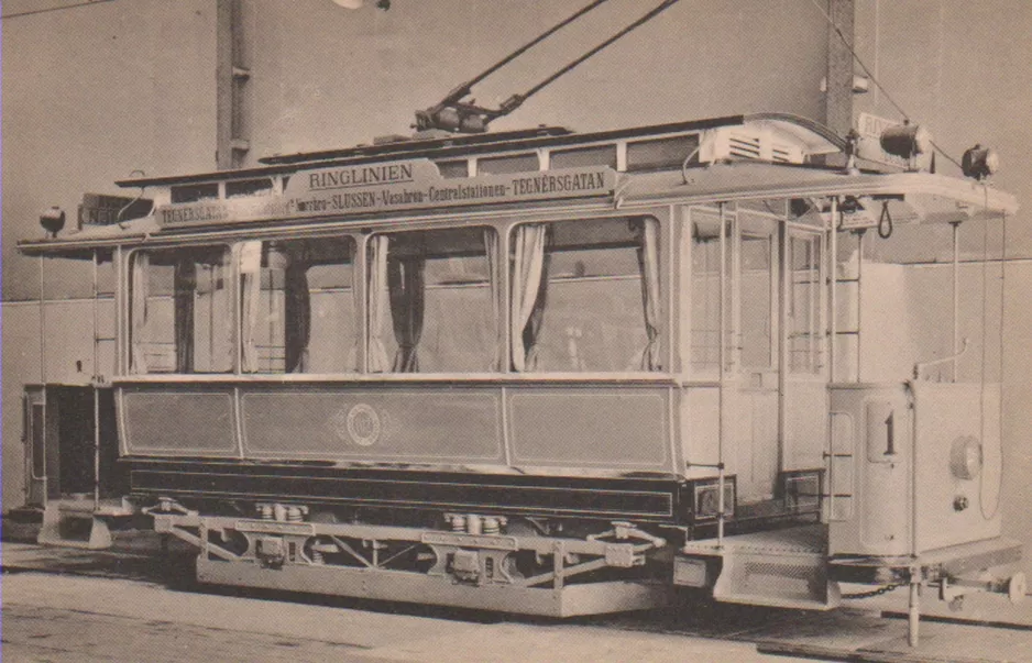 Postcard: Stockholm railcar 102 on Spårvägsmuseet, Tulegaten (1944)