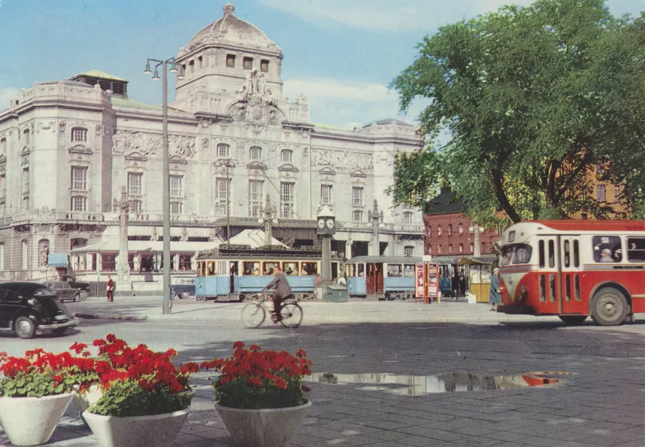 Postcard: Stockholm tram line 2 in front of Kungliga Dramatiska Teatern (1957)