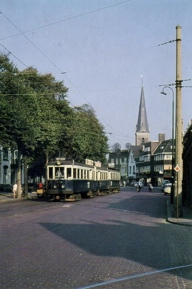 Postcard: The Hague regional line A with railcar A 613/614 on Parkweg, Voorburg (1961)