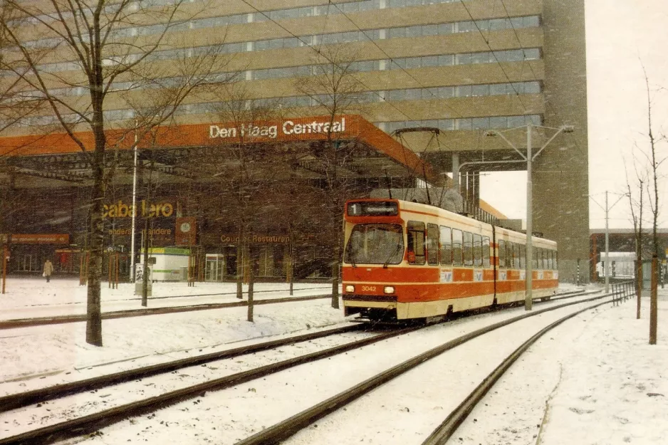 Postcard: The Hague tram line 1 with articulated tram 3042 in front of Den Haag Centraal (1988)