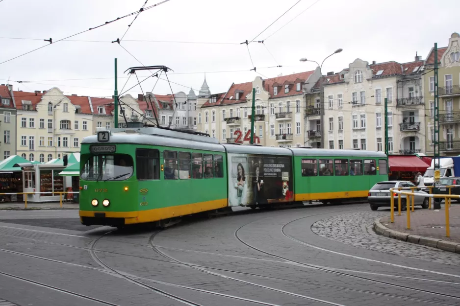 Poznań tram line 2 with articulated tram 672 in the intersection Rynek Jeżycki/Kraszewskiego (2009)