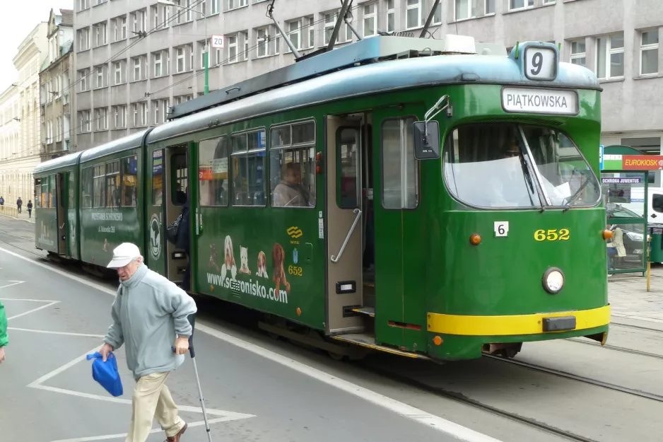 Poznań tram line 9 with articulated tram 652 at Łąkowa (2011)
