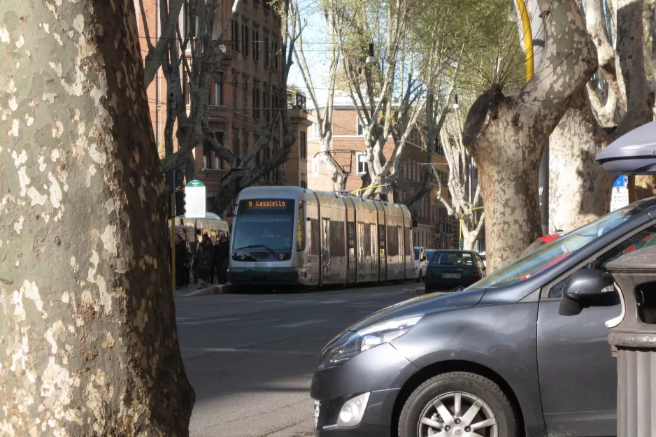 Rome tram line 8 with low-floor articulated tram 9231 on Trastevere (2010)