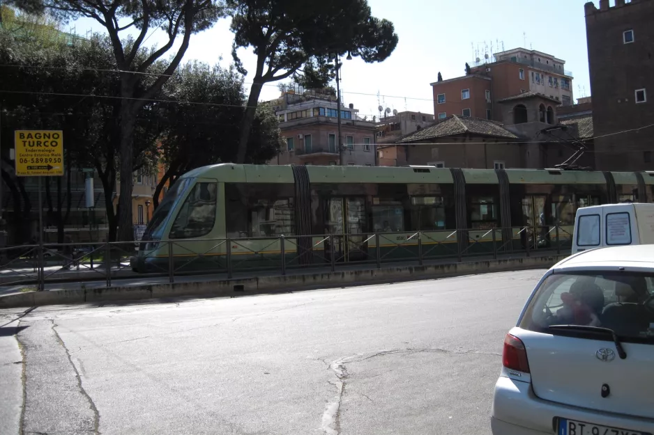 Rome tram line 8 with low-floor articulated tram 9250 on Viale Trastevere, seen from the side (2010)