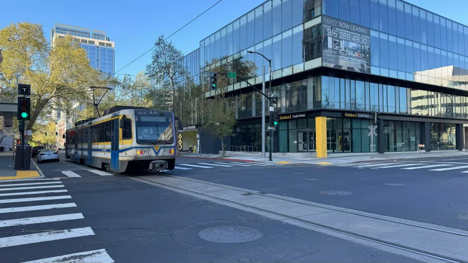 Sacramento tram line Yellow with articulated tram 234 near 7th & I/County Center (2024)