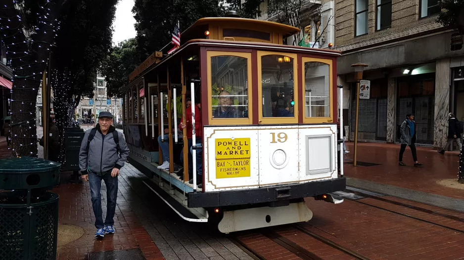 San Francisco cable car Powell-Mason with cable car 19 at Market & Powell (2019)