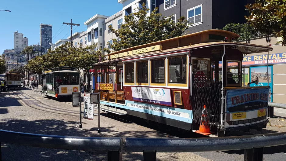 San Francisco cable car Powell-Mason with cable car 7 at Taylor & Bay (2021)