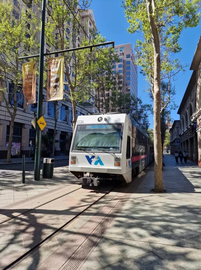 San Jose Blue Line (901) with low-floor articulated tram 923 near San Antonio (2024)