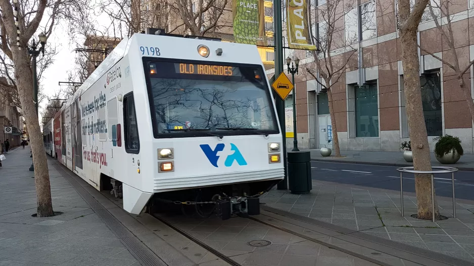 San Jose Green Line (902) with low-floor articulated tram 919 near San Antonio (2021)