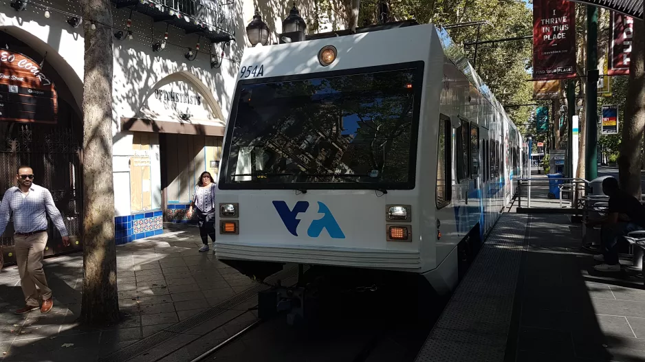 San Jose Green Line (902) with low-floor articulated tram 954 at Santa Clara (N) (2018)