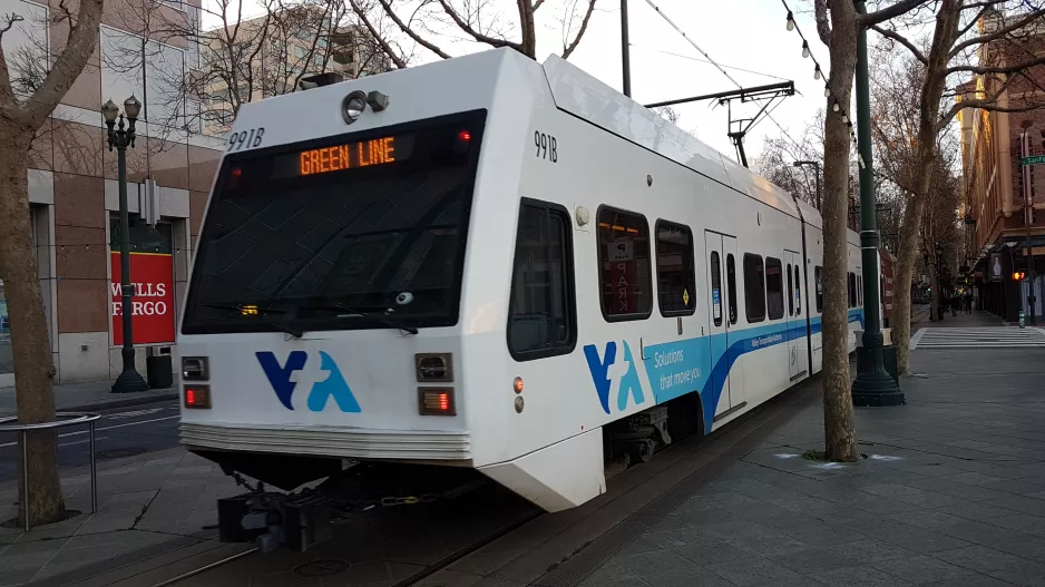 San Jose Green Line (902) with low-floor articulated tram 991 near Santa Clara (2021)