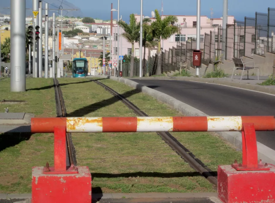 Santa Cruz de Tenerife tram line 2 at Tíncer (2017)