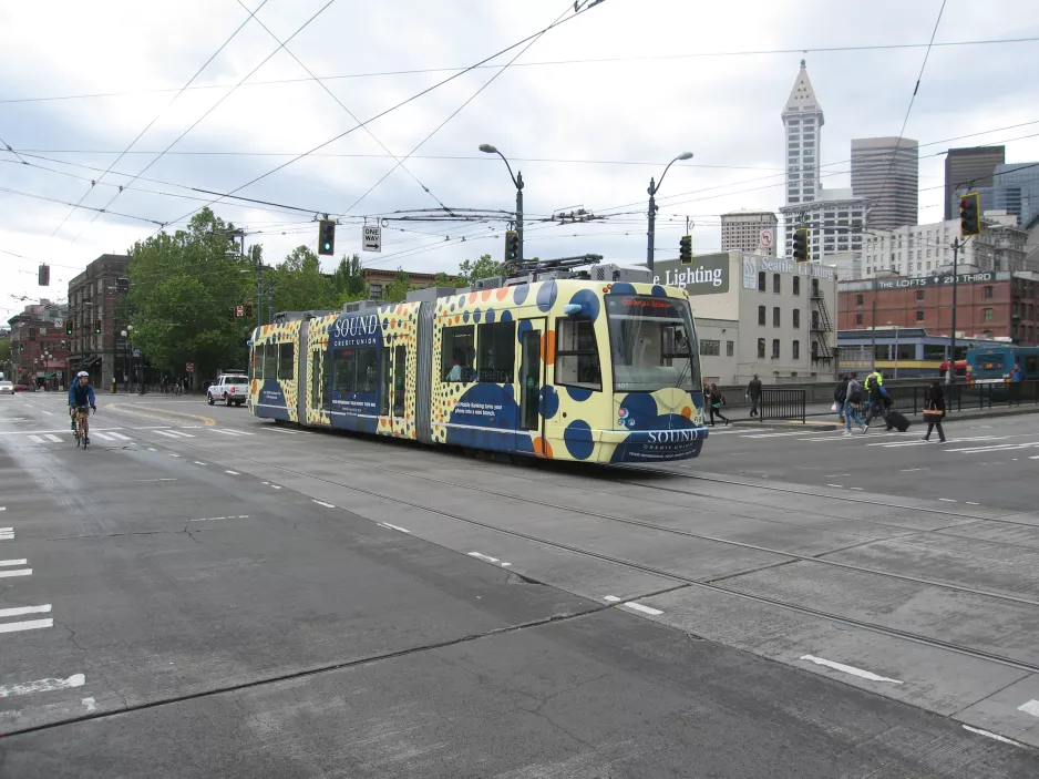 Seattle South Lake Union with low-floor articulated tram 401 in the intersection S Jackson St/South Main St (2016)