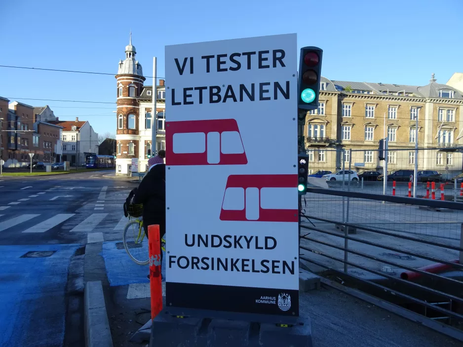 Sign: Aarhus light rail line L2 with low-floor articulated tram 1104-1204 near Nørreport (2017)