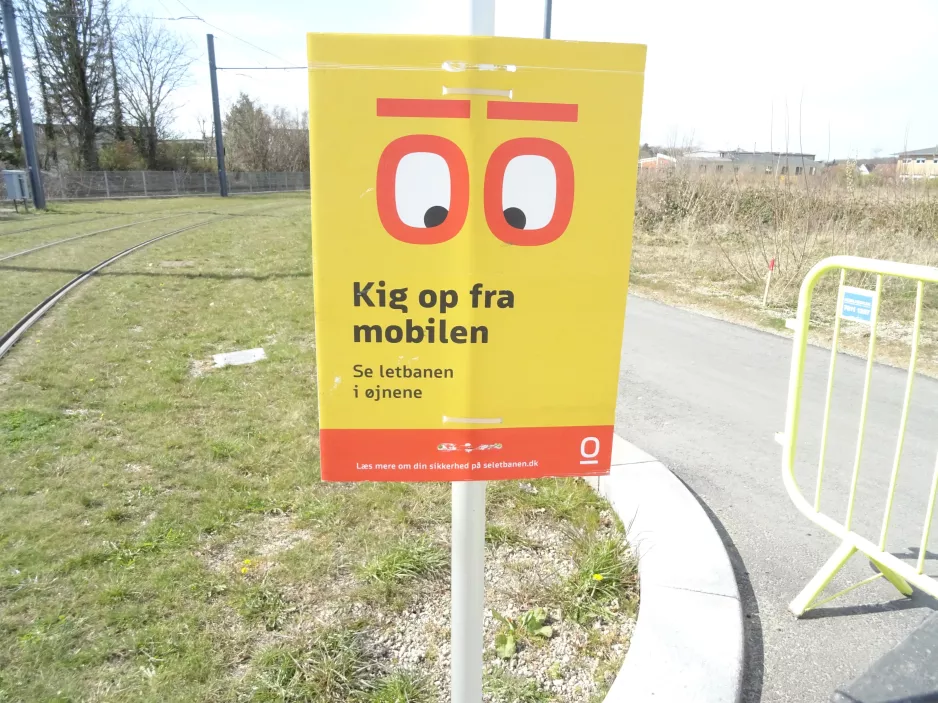 Sign: Kik op fra mobilen. Se letbanen i øjnene
 (2022)