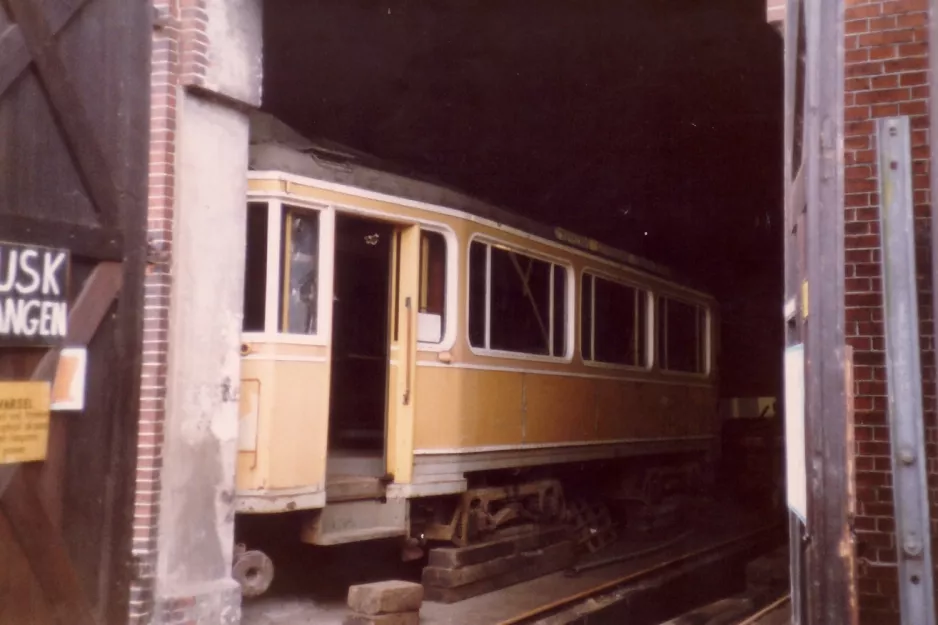 Skælskør railcar 564 inside Sporvognsremisen (1988)