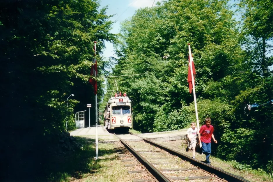 Skjoldenæsholm 1435 mm with articulated tram 2412 at Gammel Sparegodtvej (2003)