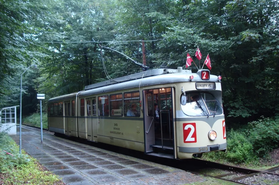 Skjoldenæsholm 1435 mm with articulated tram 2412 at Gammel Sparegodtvej (2010)