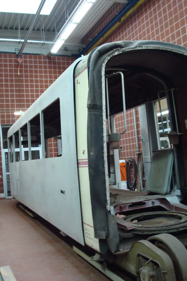 Skjoldenæsholm articulated tram 815 during restoration Geraer Verkehrsbetrieb depot, Zoitzbergstraße (2014)