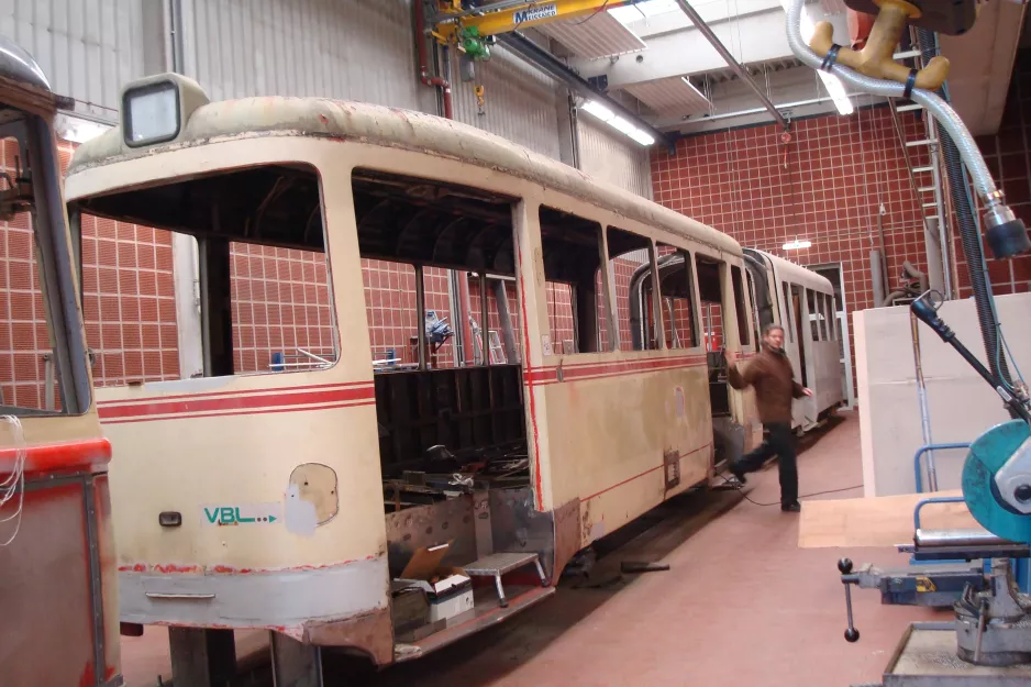 Skjoldenæsholm articulated tram 815 inside Depot Zoitzbergstr.  The rear end of the B portion (2014)