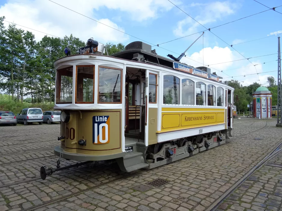 Skjoldenæsholm railcar 100 in front of The tram museum (2017)