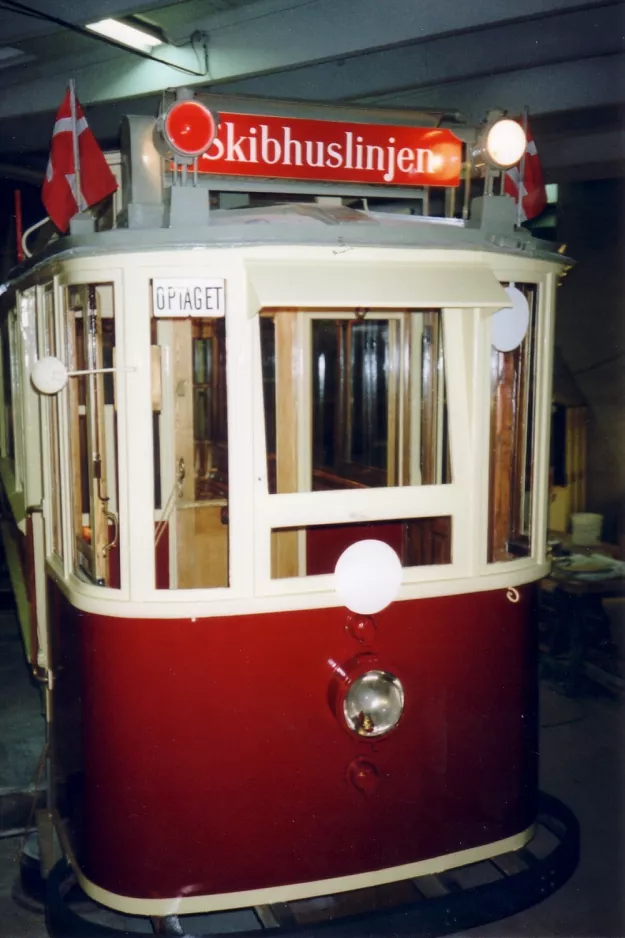 Skjoldenæsholm railcar 12 inside Billedskærervej 13 (1991)