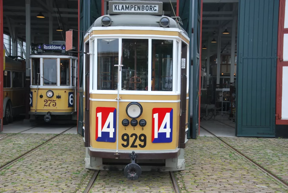 Skjoldenæsholm railcar 275 in front of Valby Gamle Remise (2016)