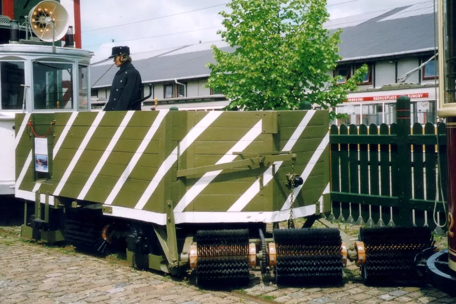 Skjoldenæsholm service vehicle S2 in front of Valby Gamle Remise (2005)