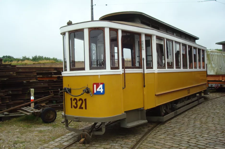 Skjoldenæsholm sidecar 1321 in front of Valby Gamle Remise (2015)