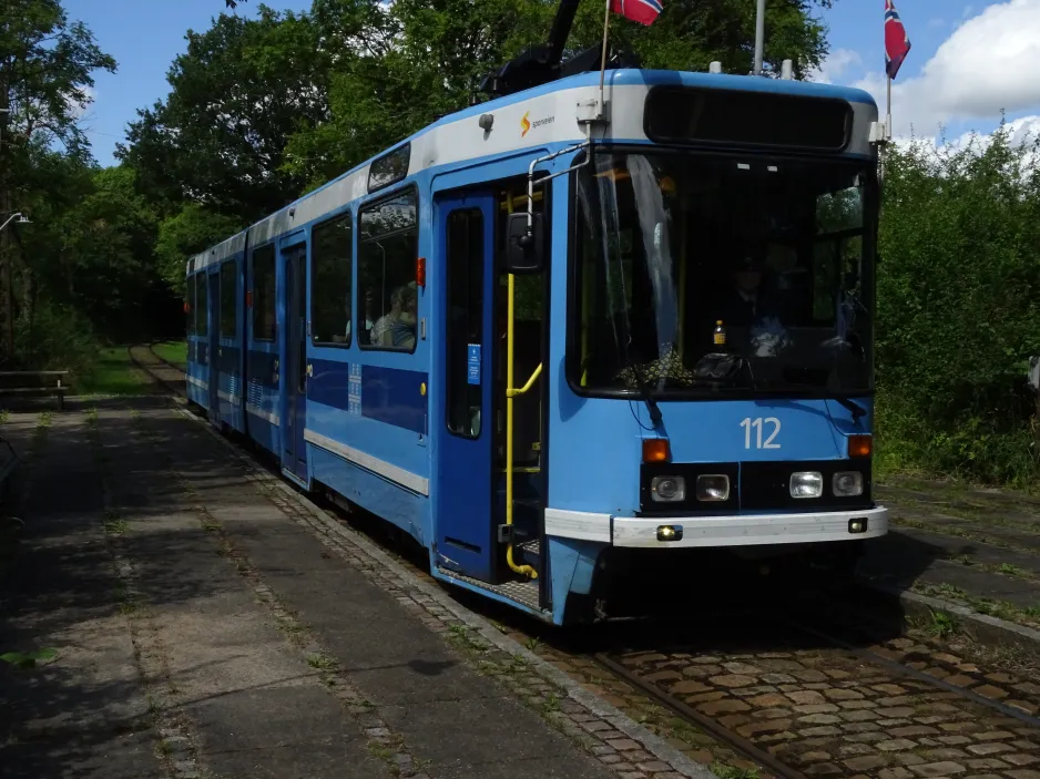 Skjoldenæsholm standard gauge with articulated tram 112 at Gammel Sparegodtvej (2024)