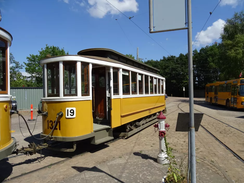 Skjoldenæsholm standard gauge with sidecar 1321 in front of The tram museum (2018)