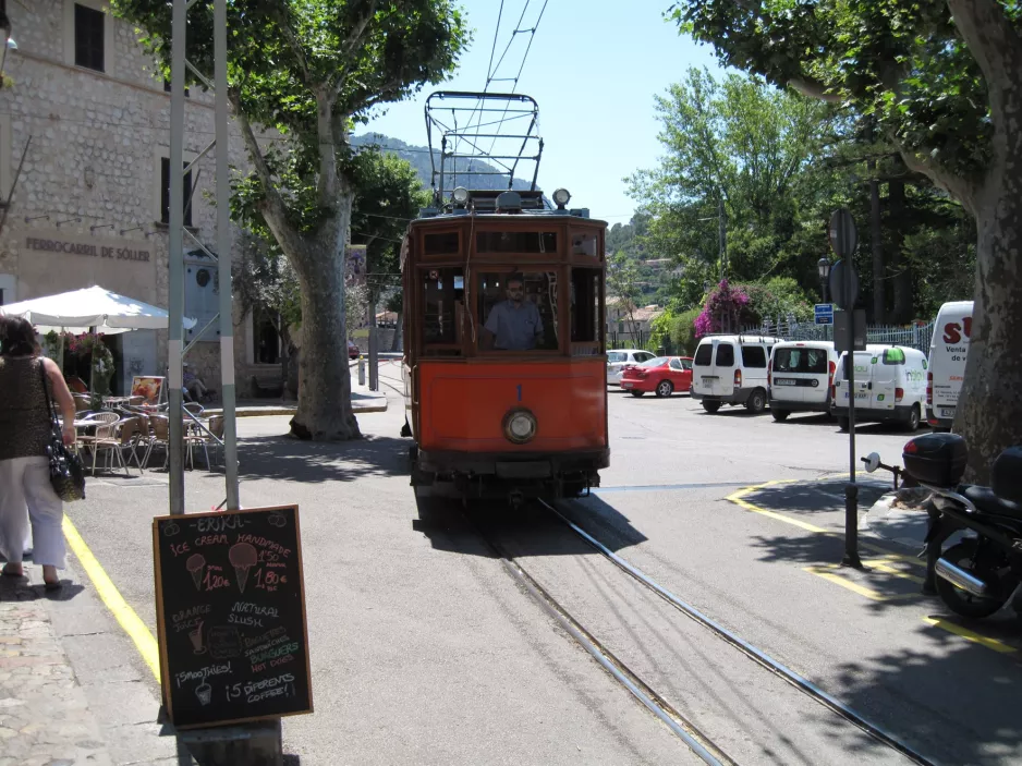 Sóller tram line with railcar 1 at Sóller (2013)