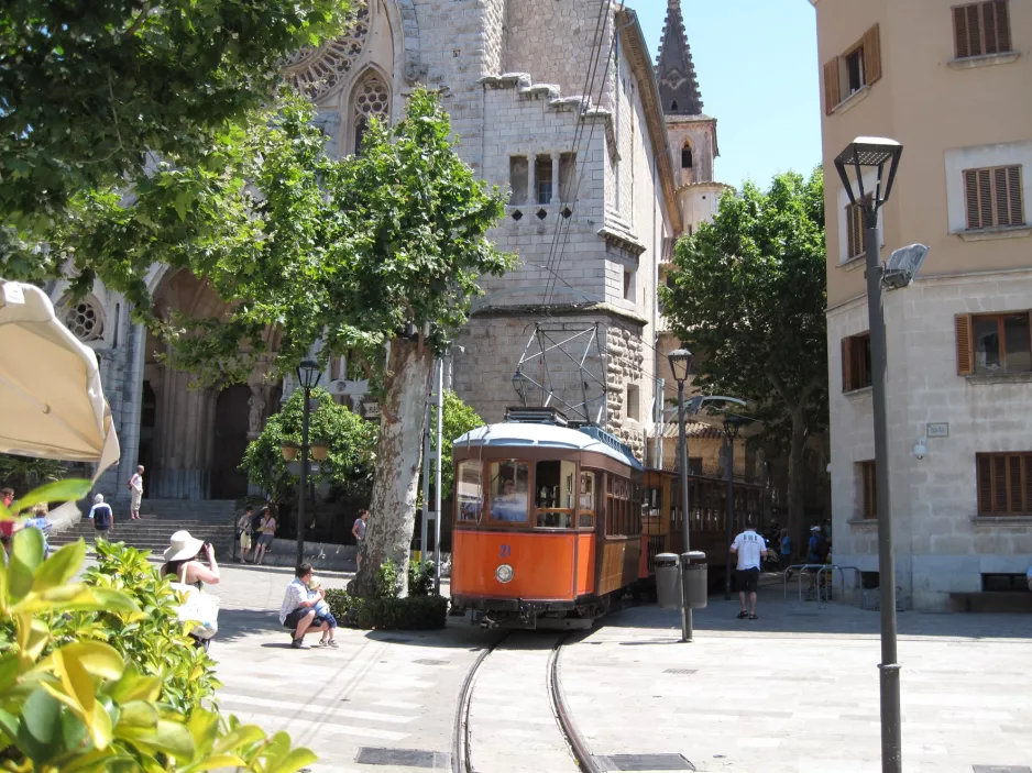 Sóller tram line with railcar 21 near Iglesia de Sant Bartomeu (2013)