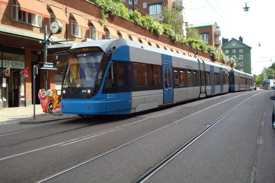 Stockholm tram line 30 Tvärbanan with low-floor articulated tram 409 at Gröndal (2009)