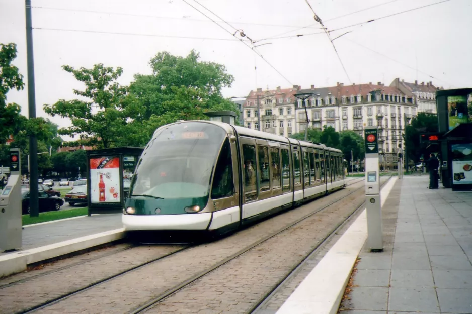 Strasbourg tram line B with low-floor articulated tram 1025 at Lycée Kléber (2007)