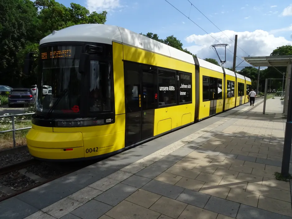 Strausberg tram line 89 with low-floor articulated tram 0042 on S-Bahnhof (2024)