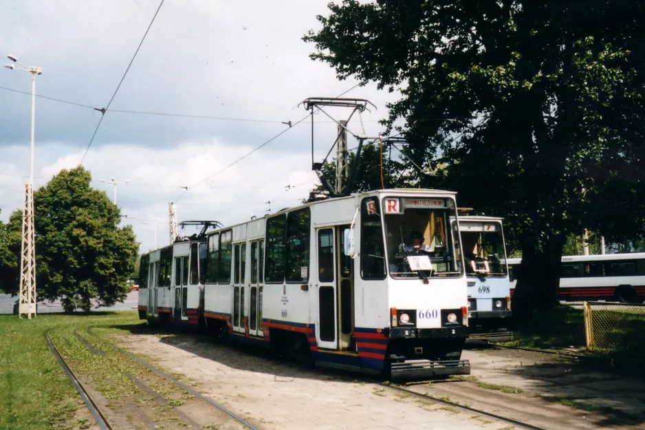 Szczecin tram line 7 with railcar 660 at Basen Górniczy (2004)