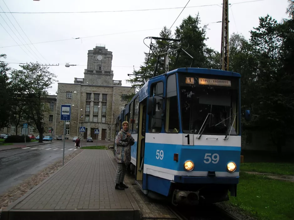 Tallinn tram line 1 with articulated tram 59 at Kopli (2006)