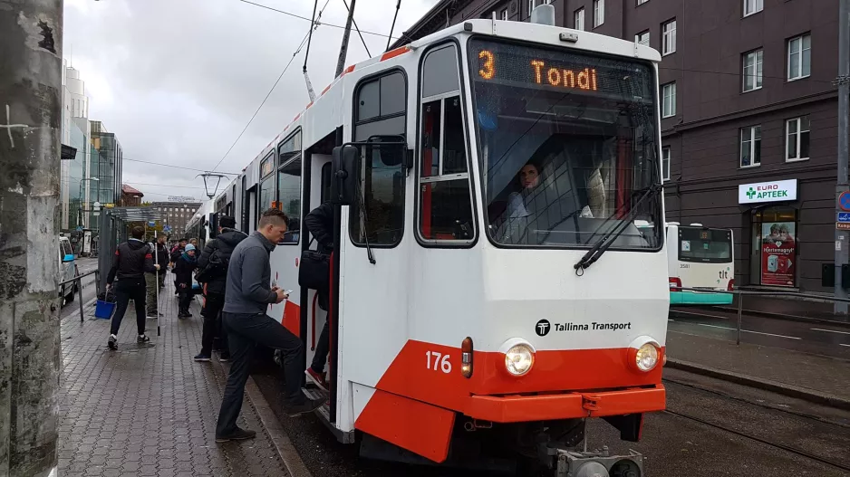 Tallinn tram line 3 with articulated tram 176 at Hobujaama (2017)