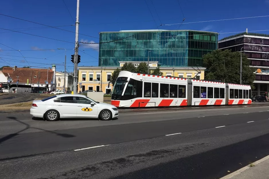 Tallinn tram line 4 with low-floor articulated tram 514 "Sirje" on Viru väljak (2018)